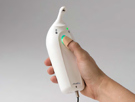 Hand hält ein weißes medizinisches Handgerät mit gebogener Spitze; der Daumen aktiviert einen grün leuchtenden Fingerabdrucksensor. Neben dem Sensor stehen Schloss‑Symbole und eine Status‑LED; unten ein Kabelanschluss.