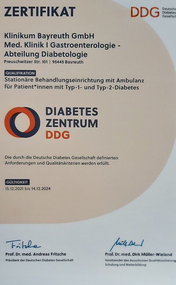 Zertifikat der Klinik Bayreuth GmbH für die Abteilung Diabetologie. Bestätigung der Qualifikation als stationäre Behandlungseinrichtung für Patienten mit Typ-1- und Typ-2-Diabetes. Gültig von 15. Dezember 2021 bis 14. Dezember 2024, unterzeichnet von den Verantwortlichen der Deutschen Diabetes Gesellschaft.