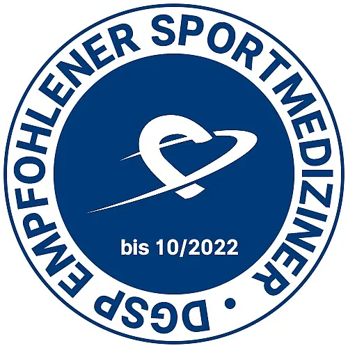 Blaues Rundsiegel mit Aufschrift: „DGSP EMPFOHLENER SPORTMEDIZINER“. In der Mitte ein stilisiertes Herz‑Orbit‑Symbol, darunter der Hinweis „bis 10/2022“.