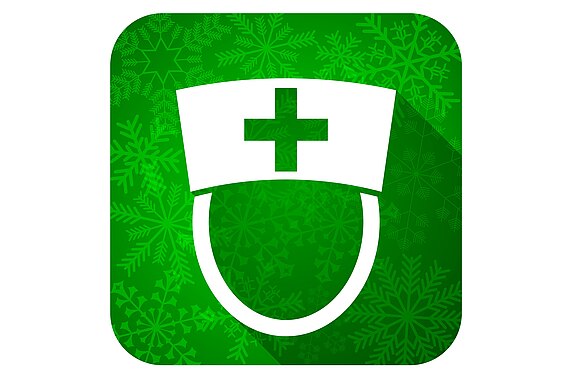 Grünes App-Icon mit weißem Pflege-Symbol: eine Krankenschwesternhaube mit Kreuz über einem stilisierten Stethoskop. Steht für Gesundheitspflege oder medizinische Hilfe.