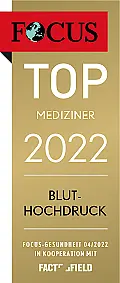 Das Bild zeigt ein Auszeichnungsschild mit dem Text "Top Mediziner 2022" und "Bluthochdruck". Es ist goldfarben gestaltet und enthält das Logo von FOCUS sowie Informationen zur Edition. Die Auszeichnung würdigt einen erstklassigen Spezialisten für Bluthochdruck.