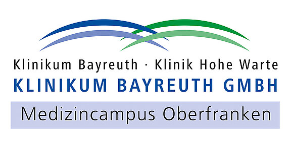 Logo der Klinikum Bayreuth GmbH mit den Texten: „Klinikum Bayreuth · Klinik Hohe Warte“, „KLINIKUM BAYREUTH GMBH“ und „Medizincampus Oberfranken“. Darüber geschwungene blaue und grüne Bögen.