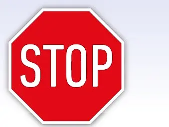 Ein rotes Stoppschild in Achteckform mit dem Wort „STOP“ in weißen Großbuchstaben. Es signalisiert, dass man anhalten soll.