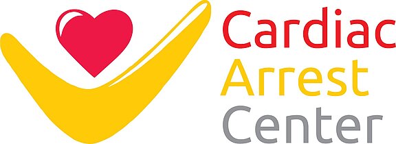 Logo Cardiac Arrest Center: rotes Herz über gelber, v-förmiger Hand. Rechts der Schriftzug Cardiac Arrest Center in Rot, Gelb und Grau. Bedeutet Versorgung bei Herzstillstand und Schutz.