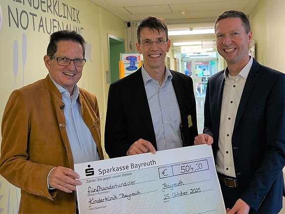 Spendenübergabe an die Kinderklinik. Auf dem Bild von links nach rechts: Dietmar Pawlik, Geschäftsführer der Klinikum Bayreuth GmbH, Prof. Patrick Morhart, Direktor der Kinderklinik und Landrat Florian Wiedemann.