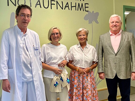 Auf dem Bild der Spendenübergabe freuen sich Professor Dr. Thomas Rupprecht, Direktor der Klinik für Kinder und Jugendliche, Sandra Retsch, die Leiterin der Kinderklinik Notaufnahme und das Ehepaar Rita und Oswald Lindner