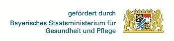 Logo mit Text: „Gefördert durch Bayerisches Staatsministerium für Gesundheit und Pflege“, daneben das bayerische Staatswappen.