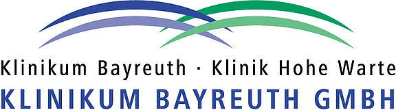 Logo des Klinikums Bayreuth GmbH: oben steht „Klinikum Bayreuth · Klinik Hohe Warte“, darunter groß „KLINIKUM BAYREUTH GMBH“. Darüber verlaufen zwei geschwungene Bögen in Blau und Grün.