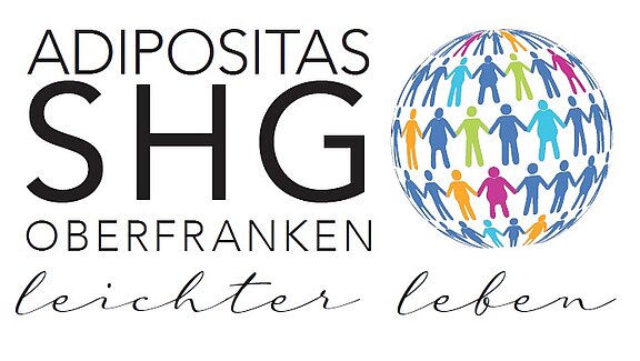 Das Bild zeigt das Logo der Selbsthilfegruppe Adipositas Oberfranken. Es umfasst den Schriftzug "Adipositas SHG Oberfranken" und "leichter leben". Darüber ist eine stilisierte Weltkugel, umgeben von bunten stilisierten Menschen, die sich an den Händen halten.