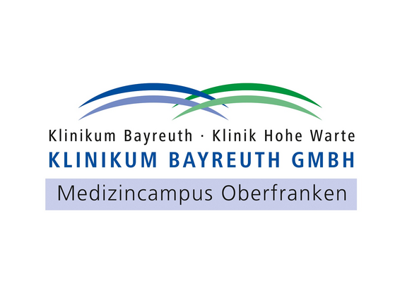 Logo des Klinikums Bayreuth GmbH: zwei geschwungene Bögen in Blau und Grün. Text: „Klinikum Bayreuth · Klinik Hohe Warte“ und darunter „KLINIKUM BAYREUTH GMBH“. Im unteren Balken steht „Medizincampus Oberfranken“.