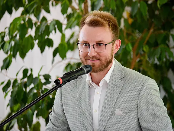 Gesamtschulleiter Jens Jungwirth bei der Examensfeier des Kurses 2022/25 der Krankenpflegeschule der Klinikum Bayreuth GmbH