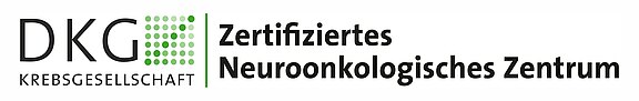 DKG-Logo mit grünem Punktraster; Text: „Zertifiziertes Neuroonkologisches Zentrum“ der Deutschen Krebsgesellschaft.