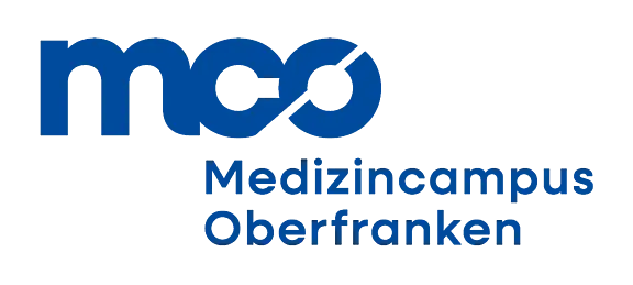 Logo des Medizincampus Oberfranken. Die Abkürzung "mco" in blauer Schrift, gefolgt von "Medizincampus Oberfranken" ebenfalls in blau. Der Stil ist modern und klar, geeignet für eine akademische Institution.