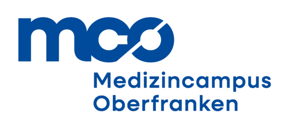 Logo des Medizincampus Oberfranken. Die Abkürzung "mco" in blauer Schrift, gefolgt von "Medizincampus Oberfranken" ebenfalls in blau. Der Stil ist modern und klar, geeignet für eine akademische Institution.