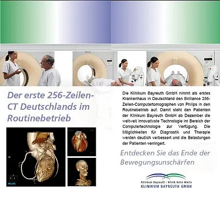 Bildbeschreibung: Eine medizinische Einrichtung präsentiert den ersten 256-Zeilen-CT in Deutschland. Mitarbeiter stehen neben einem CT-Gerät, während Patienten behandelt werden. Der Text informiert über innovative Technologien zur Verbesserung der Diagnostik und Therapie im Klinikum Bayreuth.