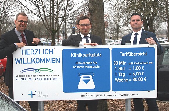 Willkommensschild am Klinikparkplatz des Klinikums Bayreuth. Bitte Parkschein ziehen. Tarife: 30 Minuten mit Parkschein frei; 1 Stunde 1,00 €; 1 Tag 6,00 €; Woche 30,00 €.