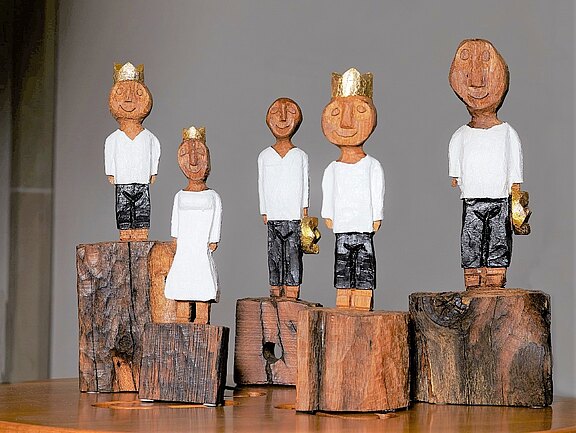 Fünf Holzfiguren des Künstlers Ralf Knoblauch die Königinnen und Könige darstellen