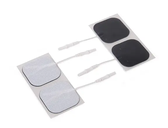 Zwei Paare selbstklebender, quadratischer Elektrodenpads mit Anschlusskabeln, je zwei in Weiß und Schwarz, geeignet für TENS/EMS-Schmerztherapie oder Muskelstimulation.