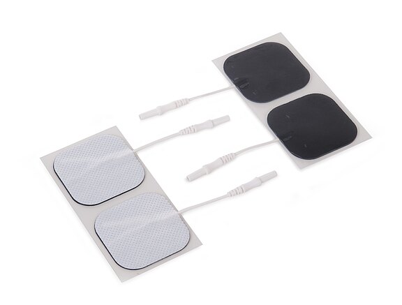 Zwei Paare selbstklebender, quadratischer Elektrodenpads mit Anschlusskabeln, je zwei in Weiß und Schwarz, geeignet für TENS/EMS-Schmerztherapie oder Muskelstimulation.