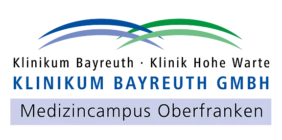 Logo des Klinikums Bayreuth GmbH: blaue und grüne geschwungene Bögen über dem Schriftzug „KLINIKUM BAYREUTH GMBH“. Darunter in einem hellen Balken steht „Medizincampus Oberfranken“.