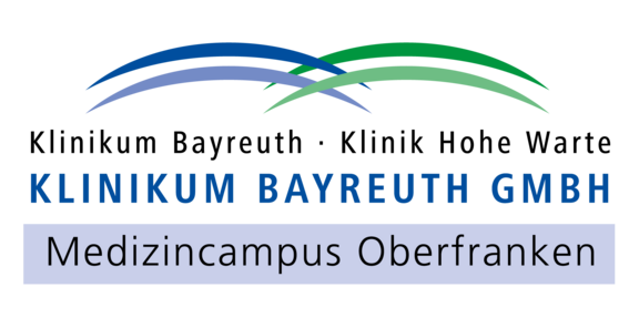 Logo des Klinikums Bayreuth GmbH: blaue und grüne geschwungene Bögen über dem Schriftzug „KLINIKUM BAYREUTH GMBH“. Darunter in einem hellen Balken steht „Medizincampus Oberfranken“.