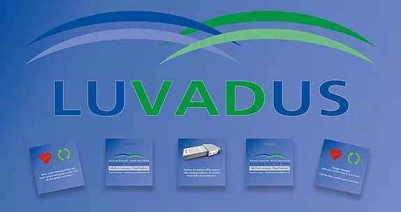 Ein Logo mit dem Text "LUVADUS" in großen Buchstaben auf blauem Hintergrund. Darunter sind verschiedene Informationskästen mit Fragen und Antworten zu einem medizinischen Gerät, einschließlich Symbole für Herz und Gefahr sowie spezifische Anweisungen zur Batterie und Kontaktinformationen.