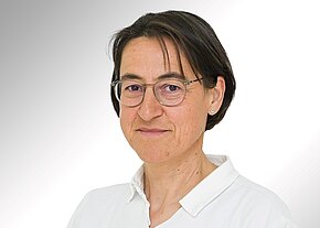 Dr. Iris Dvorak Portraitbild von Iris Dvorak, Oberärztin in der Klinik für Pneumologie, Thoraxonkologie, Schlaf- und Beatmungsmedizin
