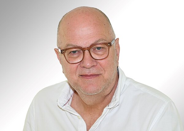 Portraitbild von Frank Schmälzle. Er ist Leiter der Unternehmenskommunikation der Klinikum Bayreuth GmbH