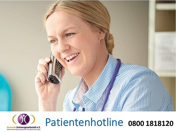 Eine Frau mit blonden Haaren und einem blauen Kittel spricht lächelnd am Telefon. Im Hintergrund ist eine Praxisumgebung sichtbar. Unter ihr steht der Text „Patientenhotline 0800 1818120“ sowie das Logo der Deutschen Schmerzgesellschaft e.V.