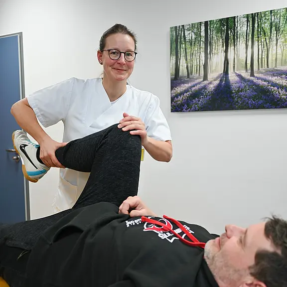 Oberärztin Anja Wasserzier behandelt einen Schmerzpatienten.