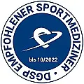 Rundes blau-weißes Siegel: innen Herz-Symbol mit Schwung, darunter „bis 10/2022“. Im äußeren Ring steht „DGSP EMPFOHLENER SPORTMEDIZINER“. Zertifikat/Empfehlungsabzeichen für Sportmedizin.