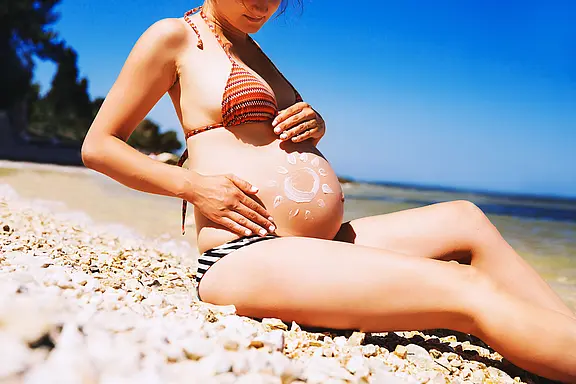 Schwanger im Sommer: Tipps Schwangere sollten sich vor Hitze und Sonne schützen.