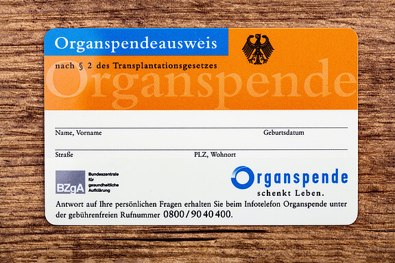 Deutscher Organspendeausweis, leer zum Ausfüllen, mit Feldern für Name, Geburtsdatum und Anschrift. Slogan: „Organspende schenkt Leben“. Hinweis auf BZgA-Infotelefon mit kostenloser Rufnummer 0800/9040400.