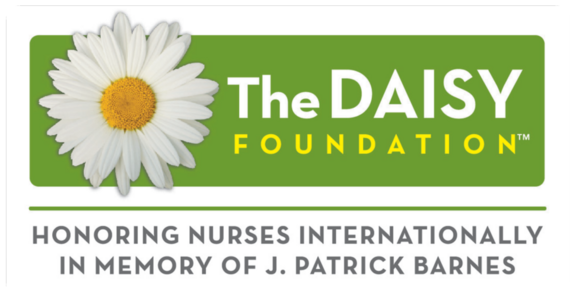 Logo der DAISY Foundation mit weißer Margerite; die Stiftung ehrt Pflegekräfte weltweit zum Gedenken an J. Patrick Barnes.