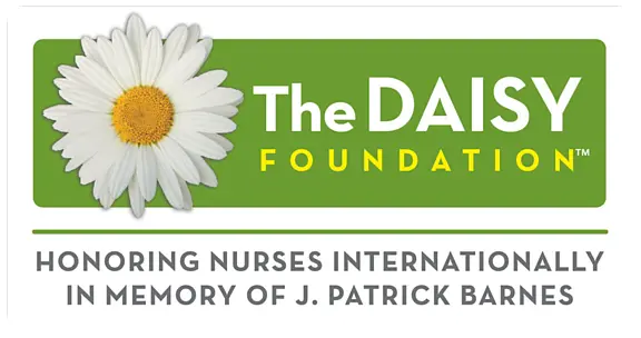 Logo der DAISY Foundation mit weißer Margerite; die Stiftung ehrt Pflegekräfte weltweit zum Gedenken an J. Patrick Barnes.