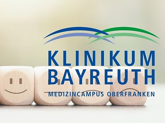 Lächelnde Holzklötze symbolisieren das positive Umfrageergebnis