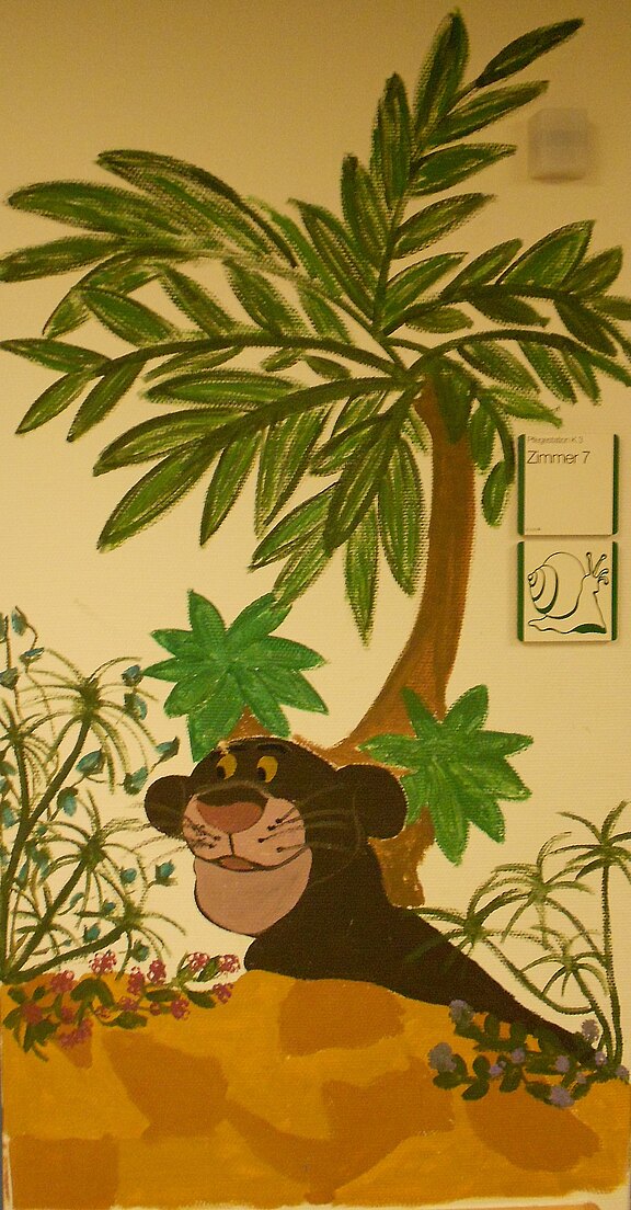 Wandbild: Comicartige Dschungelszene. Ein lächelnder schwarzer Panther liegt entspannt auf einem Felsen unter einer hohen Palme, umgeben von grünen Pflanzen und kleinen Blüten.