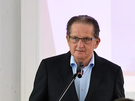 Geschäftsführer der Klinikum Bayreuth GmbH Dietmar Pawlik bei der Examensfeier des Kurses 2022/25 der Krankenpflegeschule