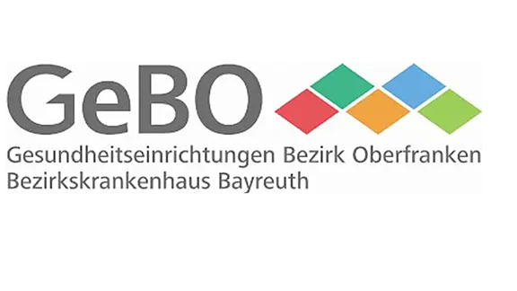 Logo der Gesundheits-einrichtungen Bezirk Oberfranken, das die Abkürzung "GeBo" zeigt. Darunter steht "Gesundheitseinrichtungen Bezirk Oberfranken, Bezirkskrankenhaus Bayreuth". Das Design umfasst mehrere farbige kacheln, die einen modernen und professionellen Eindruck vermitteln.