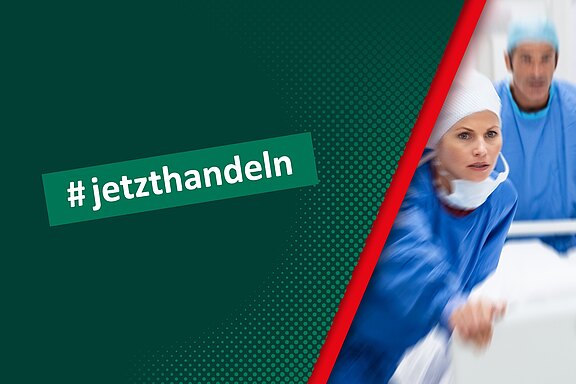 Ein Arzt und eine Ärztin in blauer Arbeitskleidung sind im Einsatz. Die Ärztin wirkt konzentriert und drängt vorwärts, während im Hintergrund eine weitere Person zu sehen ist. Der Bildtext zeigt den Hashtag „#jetzthandeln“.