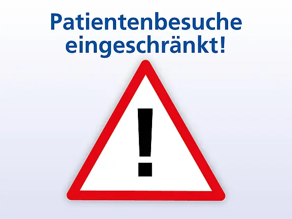 Achtungssymbol mit rotem Rahmen. Text oben: "Patientenbesuche eingeschränkt!" Dies weist auf eingeschränkte Zutrittsmöglichkeiten für Besucher hin.