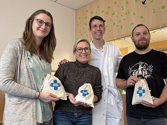 Andreas Kunzmann (Erster Vorstand) und Anne Brand (Schriftführerin, links im Bild) besuchten die Kinderklinik und übergaben den Erlös an Klinikdirektor Prof. Patrick Morhart und die Leiterin der Kinderklinik Notaufnahme Sandra Retsch.