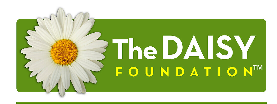 The DAISY Foundation-Logo_INTER Logo der DAISY Foundation: weiße Gänseblume auf grünem Hintergrund; Schriftzug „The DAISY Foundation“. Zusatz: Würdigung von Pflegekräften weltweit zum Gedenken an J. Patrick Barnes.