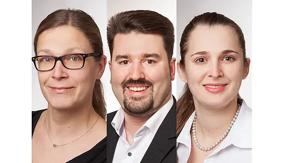 Drei nebeneinander montierte Porträts: links Person mit Brille, mittig Person mit kurzem Bart im Anzug, rechts Person mit Perlenkette. Alle blicken in die Kamera und lächeln leicht vor neutralem Hintergrund; wirkt wie ein Team- oder Geschäftsfoto.
