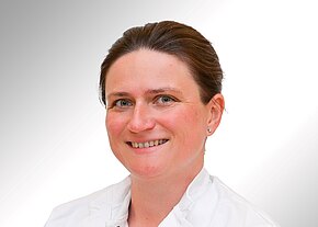 Portraitbild von Eva Pfeifer. Sie ist Fachärztin für Orthopädie und Unfallchirurgie mit Zusatzbezeichnung Geriatrie