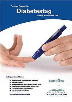 Das Bild zeigt eine Hand, die einen Blutzuckermessstift hält, während eine andere Hand auf die Stelle zeigt, an der eine Blutanalyse durchgeführt wird. Im Hintergrund steht „Zweiter Bayreuther Diabetetag“ mit Datum und Informationen über Vorträge zu Diabetes.