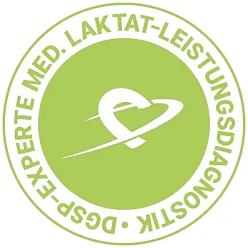 Grünes Rundsiegel mit stilisiertem Herz und Orbit. Umlaufende Aufschrift: „DGSP-Experte Med. Laktat-Leistungsdiagnostik“. Logo kennzeichnet Expertise in medizinischer Laktat-Leistungsdiagnostik.