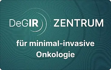 Grafik-Siegel mit der Aufschrift: „DeGIR ZENTRUM für minimal‑invasive Onkologie“.