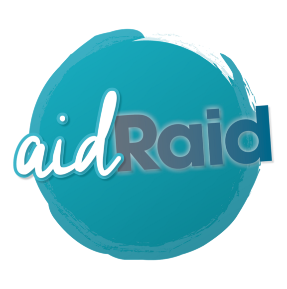 Ein Logo in ovalem Format mit einem hellblauen Hintergrund. Darauf steht der Schriftzug „aidRaid“ in verschiedenen Schriftarten und -größen. Der Teil „aid“ ist in weißer, geschwungener Schrift, während „Raid“ in grauer, gerader Schrift gehalten ist.