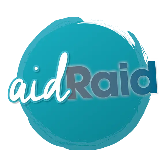 Ein Logo in ovalem Format mit einem hellblauen Hintergrund. Darauf steht der Schriftzug „aidRaid“ in verschiedenen Schriftarten und -größen. Der Teil „aid“ ist in weißer, geschwungener Schrift, während „Raid“ in grauer, gerader Schrift gehalten ist.